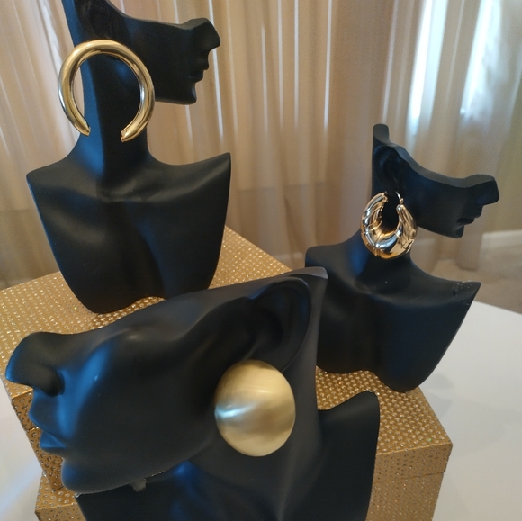 I have a variety of earrings that I'm selling for $5 to make room for more inven - Picture 8 of 10